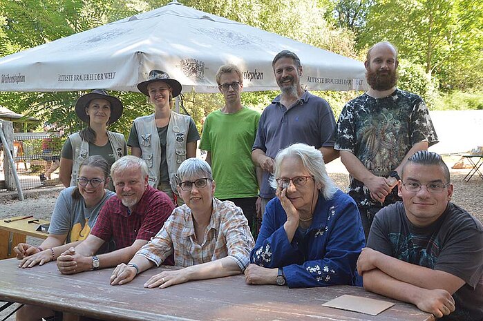 Andrea Schubert (vorne in der Mitte) beim Bienenprojekt der HW im Mitmach-Camp im Zoo Hannover