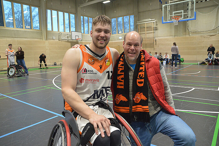 Rollstuhlbasketballer Alexander Budde von Hannover United mit unserem Radio-Reporter Marc Prüsse