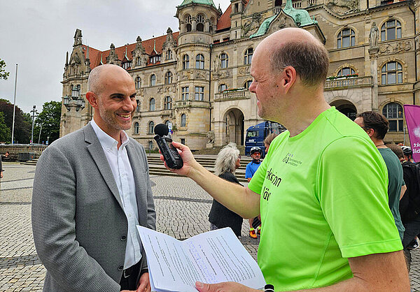 Am Rande der Tandemfahrt sprach Marc Prüsse mit Hannovers Oberbürgermeister Belit Onay