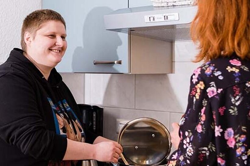 Zwei Frauen kochen eine Mahlzeit.